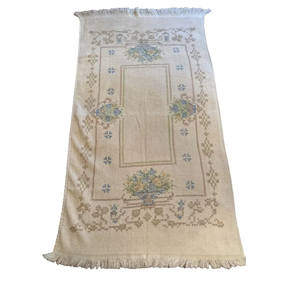 Vintage JC Penney Cream Bath Towel Faux Cross Stitch Flower Basket 24.5